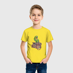 Футболка хлопковая детская Зеленый попугай на сундуке с сокровищами, цвет: желтый — фото 2