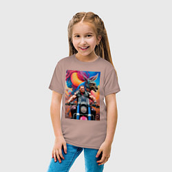 Футболка хлопковая детская Арнольд Шварценеггер на мотоцикле - нейросеть, цвет: пыльно-розовый — фото 2