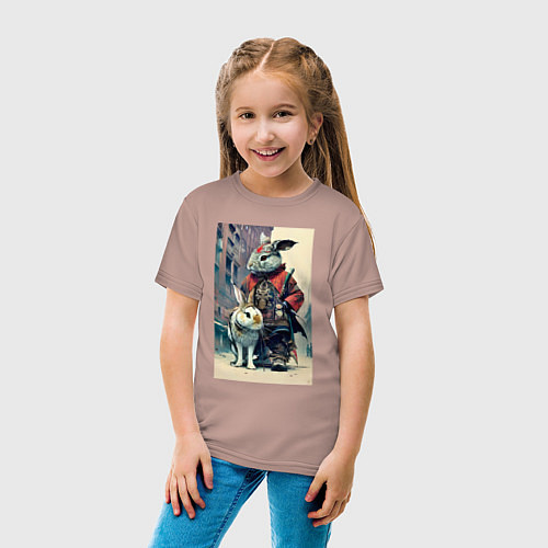 Детская футболка Заяц-охотник со своим другом - нейросеть / Пыльно-розовый – фото 4
