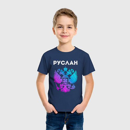 Детская футболка Руслан и неоновый герб России в центре / Тёмно-синий – фото 3