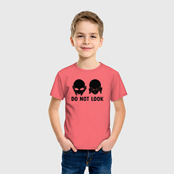 Футболка хлопковая детская Черный пришелец - do not look, цвет: коралловый — фото 2
