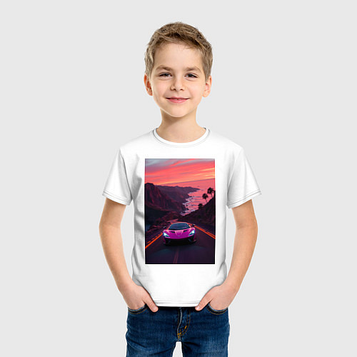 Детская футболка Суперкар едет по дороге около океана / Белый – фото 3
