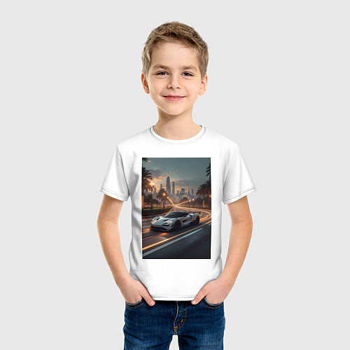 Детская футболка Белый суперкар едет по аллее в город / Белый – фото 3