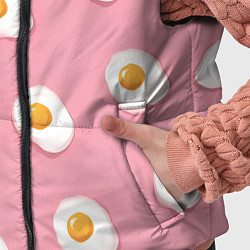 Детский жилет Яичница на розовом фоне, цвет: 3D-черный — фото 2