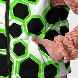 Детский жилет Чёрно-зелёные шестиугольники на белом фоне, цвет: 3D-красный — фото 2