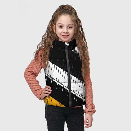 Детский жилет Диагональные чёрно-белые полосы на жёлтом фоне / 3D-Черный – фото 3