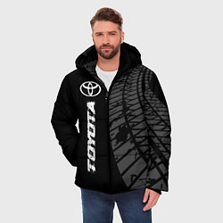 Куртка зимняя мужская Toyota speed на темном фоне со следами шин: по-вер, цвет: 3D-черный — фото 2