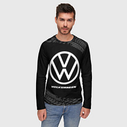 Лонгслив мужской Volkswagen speed на темном фоне со следами шин, цвет: 3D-принт — фото 2
