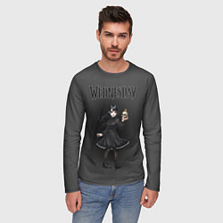 Лонгслив мужской Уэнсдей в стиле аниме стоит и держит пузырек с ядо, цвет: 3D-принт — фото 2