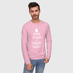 Лонгслив хлопковый мужской Keep Calm & Deus Vult цвета светло-розовый — фото 2