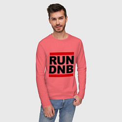 Лонгслив хлопковый мужской RUN DNB, цвет: коралловый — фото 2