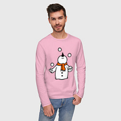 Лонгслив хлопковый мужской Снеговик играет в снежки, цвет: светло-розовый — фото 2