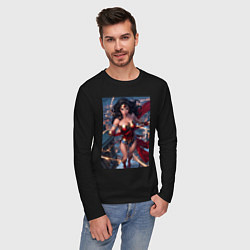 Лонгслив хлопковый мужской Чудо-женщина на крыше с городским фоном в стиле ко, цвет: черный — фото 2