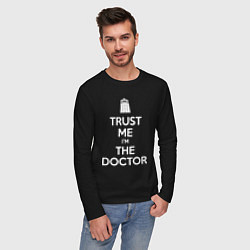 Лонгслив хлопковый мужской Trust me Im the doctor, цвет: черный — фото 2