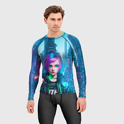 Рашгард мужской Девушка в стиле киберпанк на фоне неонового города, цвет: 3D-принт — фото 2
