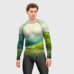 Рашгард мужской Горы и поле с цветами - зеленый пейзаж, цвет: 3D-принт — фото 2