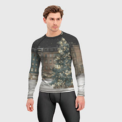 Рашгард мужской Елка во дворе, цвет: 3D-принт — фото 2