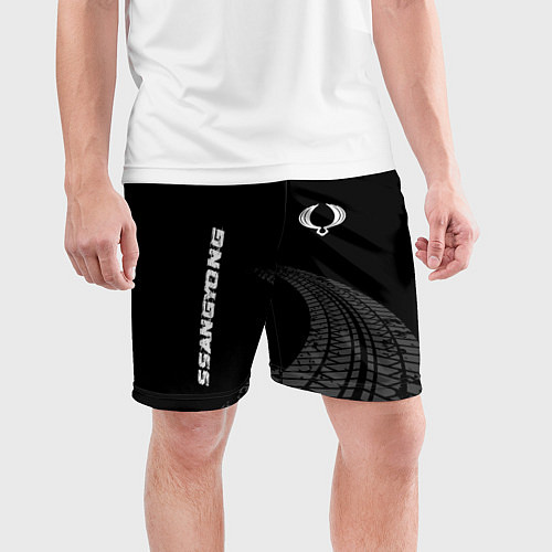 Мужские спортивные шорты SsangYong speed на темном фоне со следами шин: над / 3D-принт – фото 3