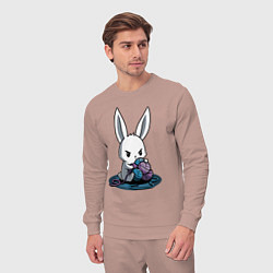 Костюм хлопковый мужской Зайчонок обнял клубки The bunny hugged the balls, цвет: пыльно-розовый — фото 2