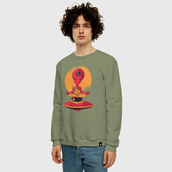 Свитшот хлопковый мужской Медитация пришельца, цвет: авокадо — фото 2