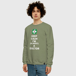 Свитшот хлопковый мужской Keep calm I??m a doctor, цвет: авокадо — фото 2