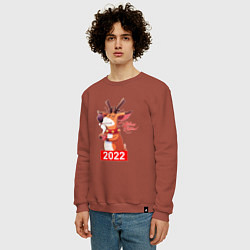 Свитшот хлопковый мужской Недовольный олень с чашечкой кофе, новый год 2022, цвет: кирпичный — фото 2