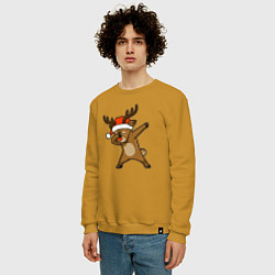 Свитшот хлопковый мужской Dabbing deer, цвет: горчичный — фото 2