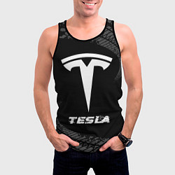 Майка-безрукавка мужская Tesla speed на темном фоне со следами шин, цвет: 3D-черный — фото 2