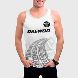 Майка-безрукавка мужская Daewoo speed на светлом фоне со следами шин: симво, цвет: 3D-белый — фото 2