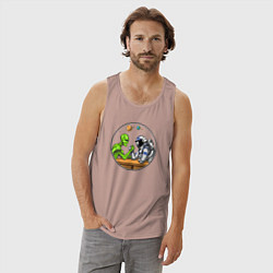 Майка мужская хлопок Армрестлинг пришелец против космонавта, цвет: пыльно-розовый — фото 2