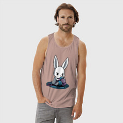 Майка мужская хлопок Зайчонок обнял клубки The bunny hugged the balls, цвет: пыльно-розовый — фото 2