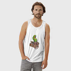 Майка мужская хлопок Зеленый попугай на сундуке с сокровищами, цвет: белый — фото 2