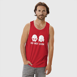 Майка мужская хлопок Белый пришелец - do not look, цвет: красный — фото 2