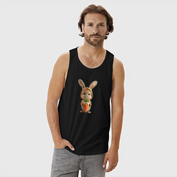 Майка мужская хлопок Веселый заяц - кролик с морковкой, цвет: черный — фото 2