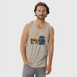 Майка мужская хлопок Телефонная будка Доктор Кто, цвет: миндальный — фото 2