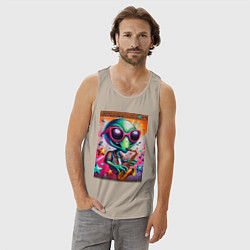 Майка мужская хлопок Пришелец играет на саксофоне - граффити, цвет: миндальный — фото 2