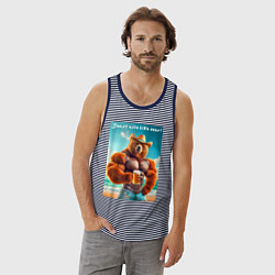 Майка мужская хлопок Медведь бодибилдер в соломенной шляпе с кружкой пи, цвет: синяя тельняшка — фото 2