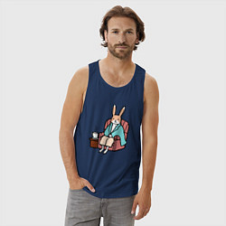 Майка мужская хлопок Заяц согревается с чашкой чая, цвет: тёмно-синий — фото 2