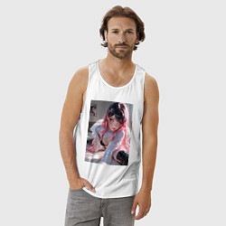 Майка мужская хлопок Девушка в откровенном наряде на кровати, цвет: белый — фото 2