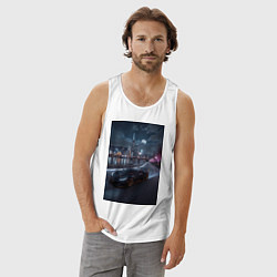 Майка мужская хлопок Черный суперкар едет к мегаполису, цвет: белый — фото 2