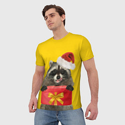 Футболка мужская Криповый енот-санта с подарком, цвет: 3D-принт — фото 2