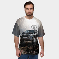 Футболка оверсайз мужская Toyota Land Cruiser 200 в пещере со скальными рису, цвет: 3D-принт — фото 2