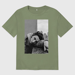 Футболка оверсайз мужская Шаламе черно белое фото на фоне города, цвет: авокадо