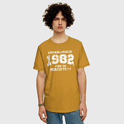 Футболка оверсайз мужская Основана в 1982 году доведено до совершенства, цвет: горчичный — фото 2