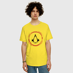 Футболка оверсайз мужская Символ Assassins Creed и красная краска вокруг, цвет: желтый — фото 2