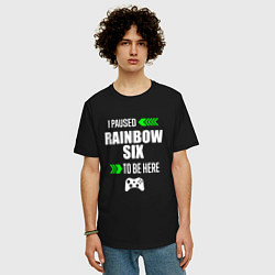 Футболка оверсайз мужская I paused Rainbow Six to be here с зелеными стрелка, цвет: черный — фото 2