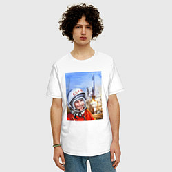 Футболка оверсайз мужская Юрий Гагарин на космодроме, цвет: белый — фото 2