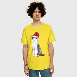 Футболка оверсайз мужская Пятнистый кот в новогодней шапочке, цвет: желтый — фото 2