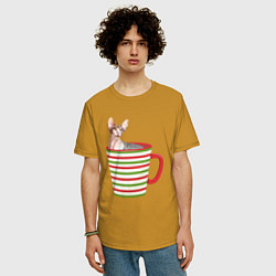 Футболка оверсайз мужская Сфинкс в новогодней полосатой кружке, цвет: горчичный — фото 2