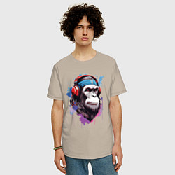 Футболка оверсайз мужская Шимпанзе в наушниках, цвет: миндальный — фото 2